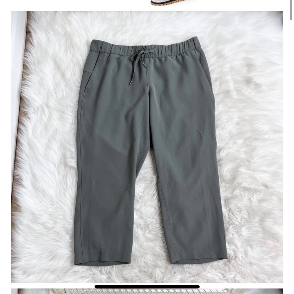 Lululemon On The Fly Crop Woven 23" in Grey Sage Size 12